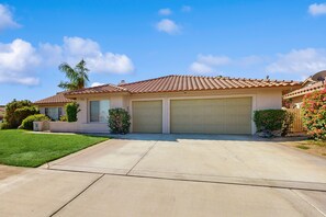 Exterior - La Quinta Living: Relax by the Pool, Play Under the Sun, and Repeat the Fun. (La Quinta)