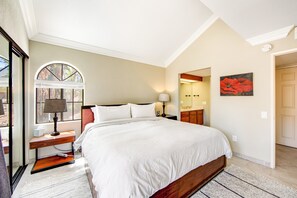 2 habitaciones, escritorio, tabla de planchar con plancha y wifi gratis 