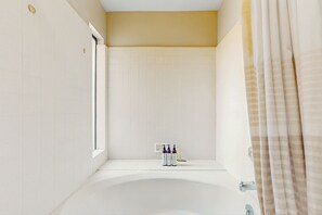 Shower, hair dryer, towels - Cozy Dog-Friendly Condo, Shared Pool/Hot Tub, Near Golf Courses & National Park (Palm Desert)
