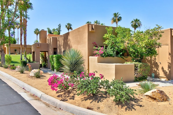 Property grounds - Cozy Dog-Friendly Condo, Shared Pool/Hot Tub, Near Golf Courses & National Park (Palm Desert)