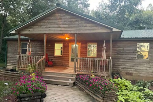 3-bedroom cabin in brilliant Pittsfield with cozy charm