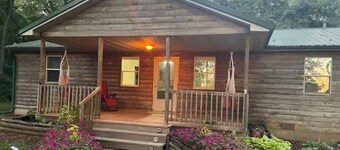 3-bedroom cabin in brilliant Pittsfield with cozy charm