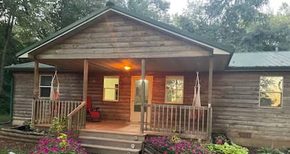 3-bedroom cabin in brilliant Pittsfield with cozy charm