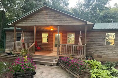 3-bedroom cabin in brilliant Pittsfield with cozy charm
