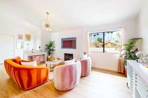 Smart TV, fireplace - Dog-friendly desert dream with a private pool, pool spa, & putting green (Palm Springs)