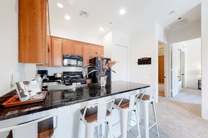 Fridge, microwave, oven, stovetop - 2nd-Floor Condo with Central AC, Shared Pool - #LIC-260042 (La Quinta)