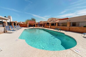 A heated pool - Chic condo close to Old Town with shared pool & hot tub, private washer/dryer (Scottsdale)