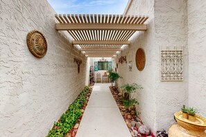 Property grounds - Chic condo close to Old Town with shared pool & hot tub, private washer/dryer (Scottsdale)