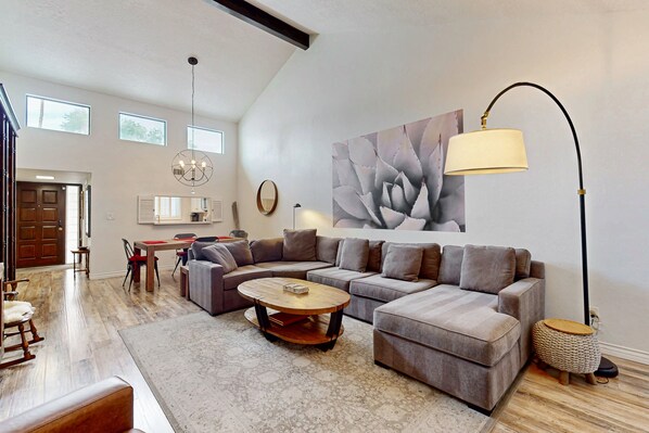 Smart TV, books - Chic condo close to Old Town with shared pool & hot tub, private washer/dryer (Scottsdale)