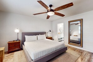 2 bedrooms, iron/ironing board, free WiFi, bed sheets - Chic condo close to Old Town with shared pool & hot tub, private washer/dryer (Scottsdale)