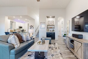 Smart TV, fireplace, ping pong - Beautiful home with private pool, hot tub, and outdoor games - golf nearby (La Quinta)