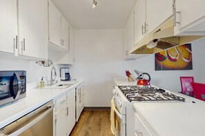 Fridge, microwave, oven, stovetop - Mountain View Condo Close to Downtown with Balcony & Shared Pool/Spa/Tennis (Palm Springs)