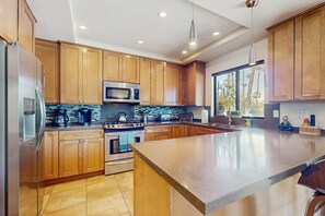 Fridge, microwave, oven, stovetop - Lovely home with firepit and private pool with spa - dogs welcome (Palm Springs)
