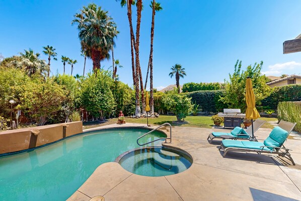 A heated pool - Lovely home with firepit and private pool with spa - dogs welcome (Palm Springs)