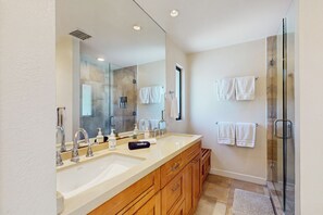 Shower, hair dryer, towels - Lovely home with firepit and private pool with spa - dogs welcome (Palm Springs)