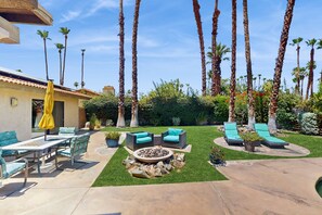 Outdoor dining - Lovely home with firepit and private pool with spa - dogs welcome (Palm Springs)