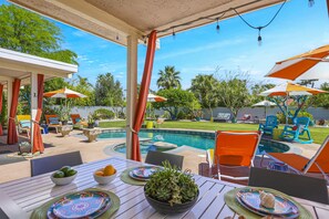 Outdoor dining - Colorful home with stunning backyard, pool, spa, WiFi, central AC, and fireplace (Palm Springs)