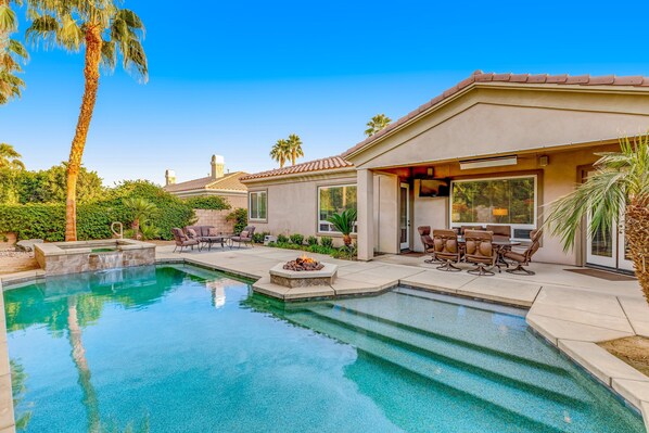 A heated pool - Dog-friendly desert style home with sprawling pool, pool spa, firepit & grill (La Quinta)