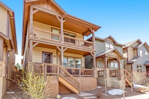 Exterior - Modern home in a great location with mountain views, grill, patio, & work desk (Flagstaff)