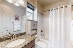 Shower, hair dryer, towels - Desert studio with mountain views, full kitchen, and modern decorations (Flagstaff)