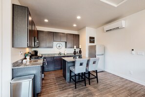 Fridge, microwave, oven, stovetop - Desert studio with mountain views, full kitchen, and modern decorations (Flagstaff)