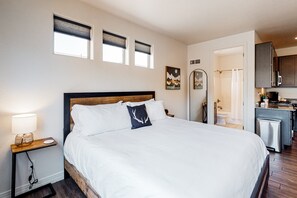 Iron/ironing board, free WiFi, bed sheets - Desert studio with mountain views, full kitchen, and modern decorations (Flagstaff)