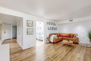 Smart TV - Spectacular condo with pool, hot tub, golf, tennis & private balcony (Palm Springs)