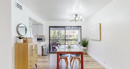 Spectacular condo with pool, hot tub, golf, tennis & private balcony