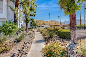 Property grounds - Spectacular condo with pool, hot tub, golf, tennis & private balcony (Palm Springs)