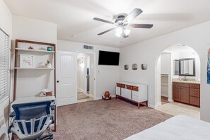 4 bedrooms, desk, free WiFi, bed sheets - Designer desert oasis with private pool & outdoor kitchen - easy walk to dining (Scottsdale)