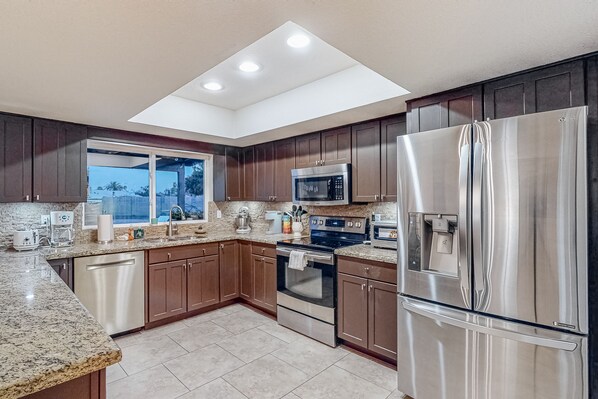 Fridge, microwave, oven, stovetop - Designer desert oasis with private pool & outdoor kitchen - easy walk to dining (Scottsdale)