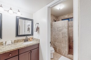 Shower, hair dryer, towels - Designer desert oasis with private pool & outdoor kitchen - easy walk to dining (Scottsdale)