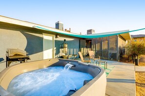 Terrace/patio - Remodeled dog friendly ranch with hot tub, fire pit, mountain views, WiFi, & AC (Twentynine Palms)