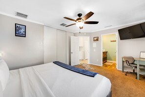 3 bedrooms, desk, iron/ironing board, free WiFi - Remodeled dog friendly ranch with hot tub, fire pit, mountain views, WiFi, & AC (Twentynine Palms)