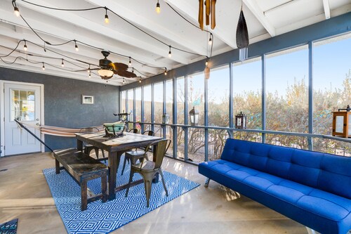 Remodeled dog friendly ranch with hot tub, fire pit, mountain views, WiFi, & AC