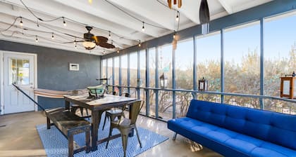 Remodeled dog friendly ranch with hot tub, fire pit, mountain views, WiFi, & AC