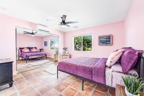 2 bedrooms, travel cot, free WiFi, bed sheets - Centrally located dog-friendly desert home with swing set, books & enclosed yard (Joshua Tree)