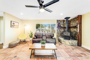 Smart TV - Centrally located dog-friendly desert home with swing set, books & enclosed yard (Joshua Tree)