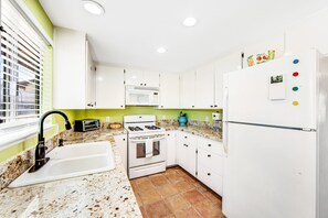 Fridge, microwave, oven, stovetop - Centrally located dog-friendly desert home with swing set, books & enclosed yard (Joshua Tree)