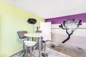 Dining - Centrally located dog-friendly desert home with swing set, books & enclosed yard (Joshua Tree)