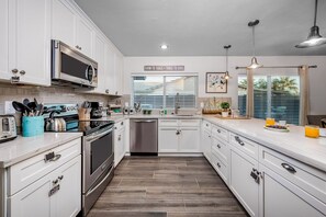 Fridge, microwave, oven, stovetop - Modern paradise with private pool, firepit, putting green, game room & AC (Scottsdale)