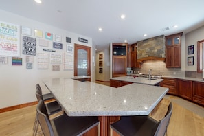 Dining - Elegant Flagstaff Golf Club estate with exquisite views, fireplace (Flagstaff)