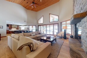 Smart TV, fireplace, DVD player, video library - Elegant Flagstaff Golf Club estate with exquisite views, fireplace (Flagstaff)
