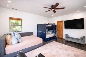 Desk, iron/ironing board, travel cot, free WiFi - Oak Creek Overlook: Views, Game Room, Gym (Sedona)