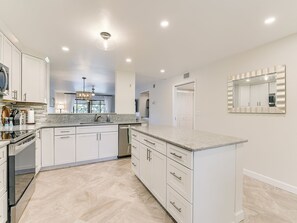 Fridge, microwave, oven, stovetop - Perfect 2-bedroom condo in enchanting Fort Myers (Fort Myers)