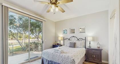Lakefront condo with private washer/dryer, central AC & heated pool