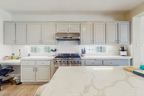 Fridge, microwave, oven, stovetop - Spectacular lakefront & mountain views on the Pete Dye Dunes Golf Course (La Quinta)