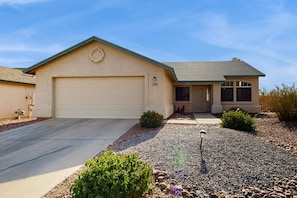 Exterior - Sun-filled dog-friendly home with private pool, putting green, & mountain views (Tucson)