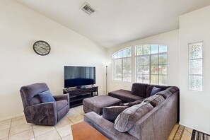 Smart TV, books - Sun-filled dog-friendly home with private pool, putting green, & mountain views (Tucson)