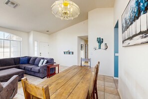 Smart TV, books - Sun-filled dog-friendly home with private pool, putting green, & mountain views (Tucson)